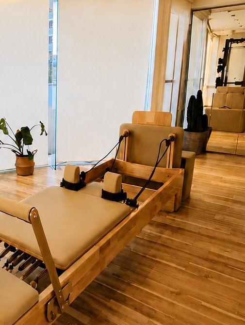 Body Design Studio PIECEの店内。窓際に置かれたリフォーマーと観葉植物。